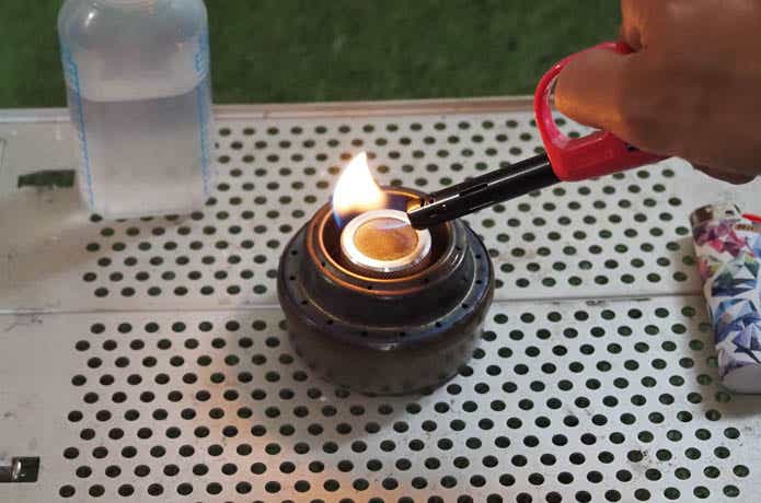 チャッカマンタイプのライターでイムコ「自動炊飯シリンダー」に点火