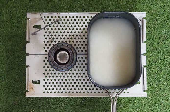 アルストにセットしたイムコ「自動炊飯シリンダー」と米を浸水中のメスティン
