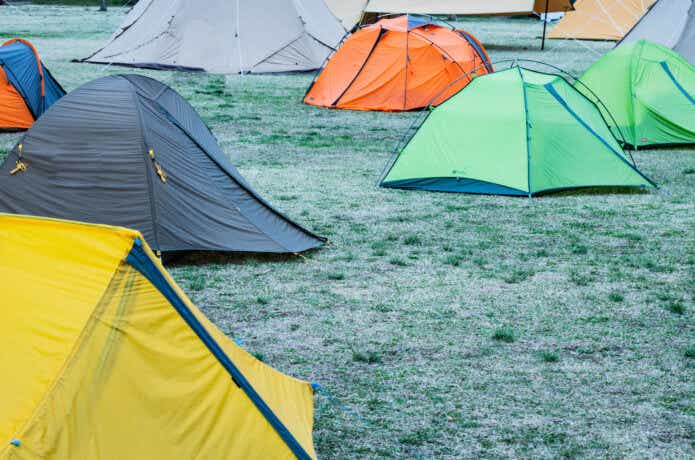 ソロキャンプ用のテントがたくさん並んでいる。