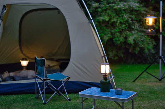 キャンプ用のランタンが点灯している。