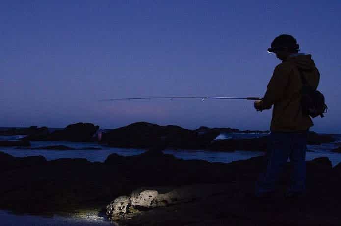 夜釣りでヘッドライトを使用している人