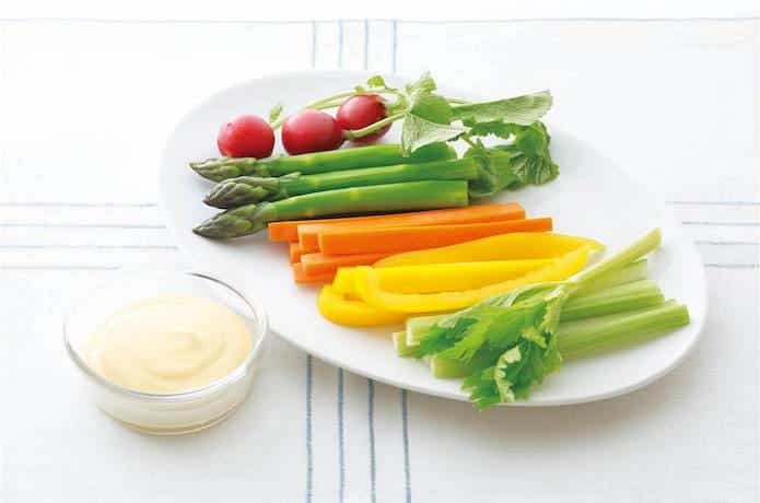 カラフル野菜のディップが白い皿に乗っている。