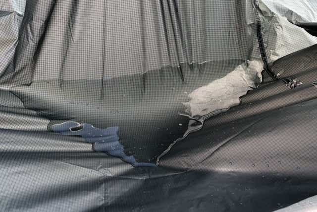テンマクデザイン(tent-Mark DESIGN)パンダライト用フットプリントに水をかける