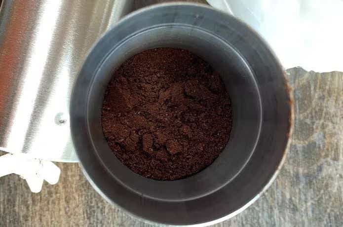 コーヒーミルの中の細挽きの豆