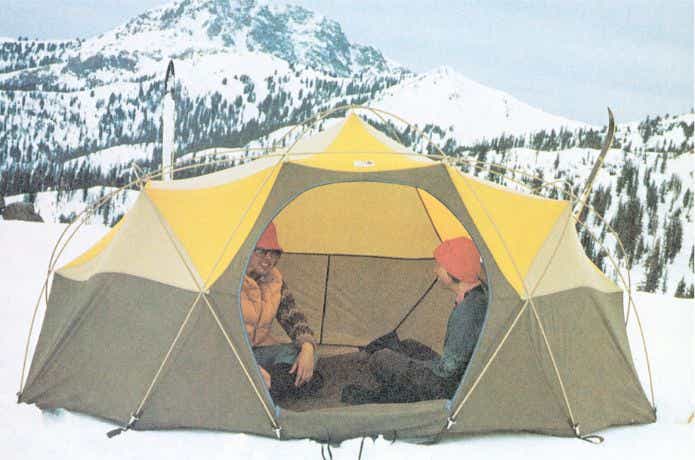 雪山キャンプに使用されるノースフェイステント