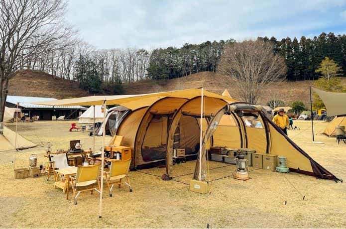 ２ルーム型のテントとリビングセット