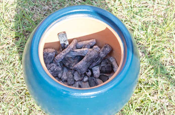 火消し壺に消火した木炭が入っている。