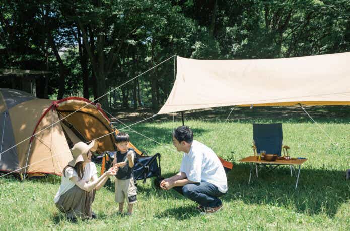 子供とキャンプをする家族