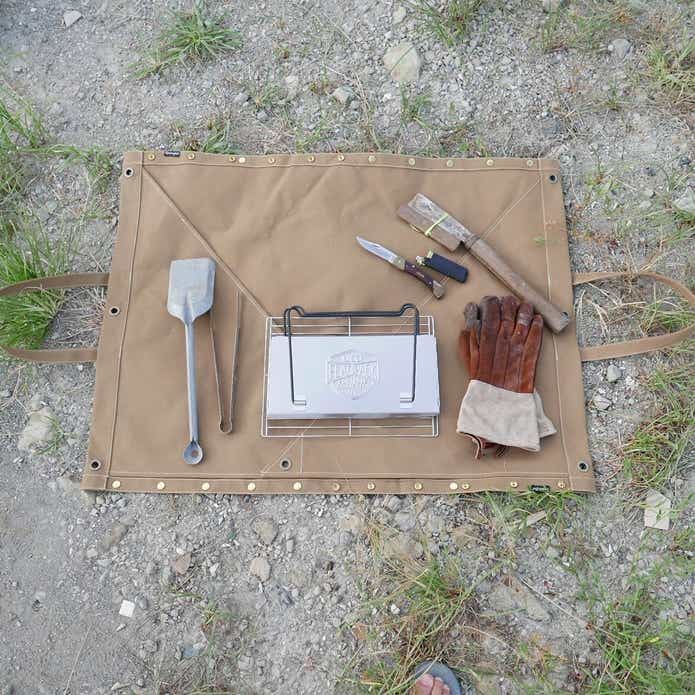 薪バッグの上に配置された鉈やナイフやスコップ