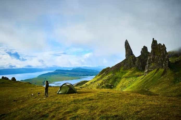 キャンプ道具をバッグに詰めて飛行機に乗って旅に出よう。写真は思い出のスコットランドでのキャンプ