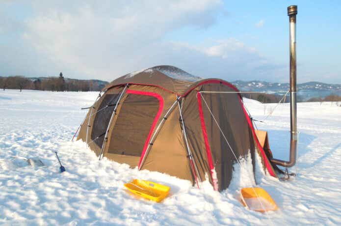 雪原のなかにテントが設営されている