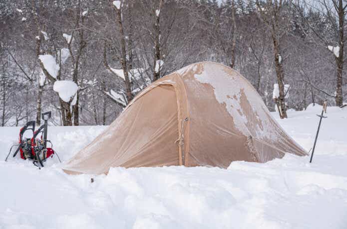 テントに雪が積もっている