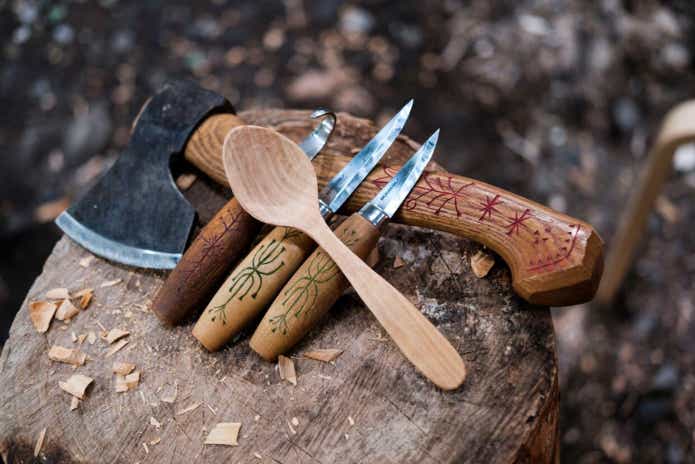 ナイフと斧と木のスプーン
