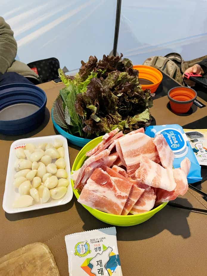 豚バラ肉・サンチュ・エゴマ・にんにく・韓国海苔・ライスの総額は2000円程度