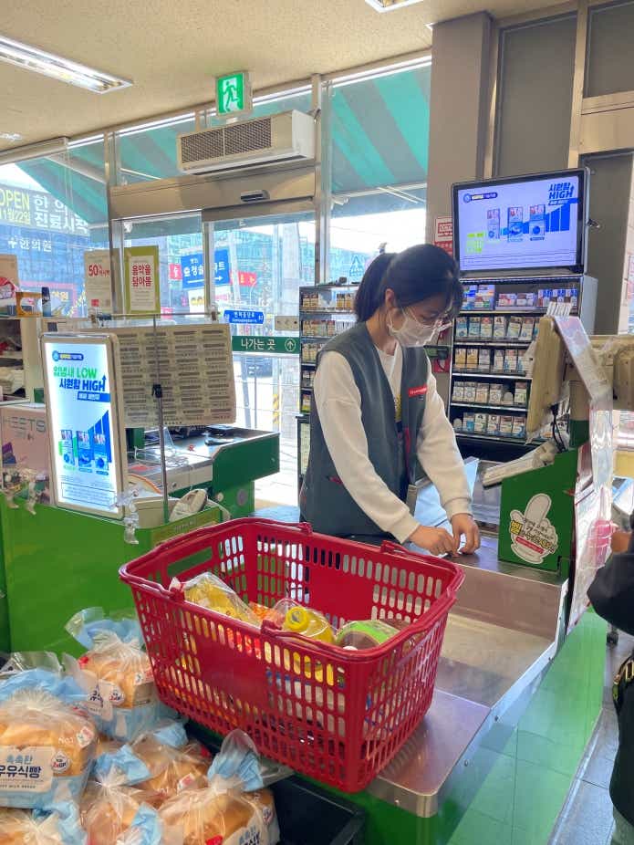 スーパーマーケットのレジも日本と同様