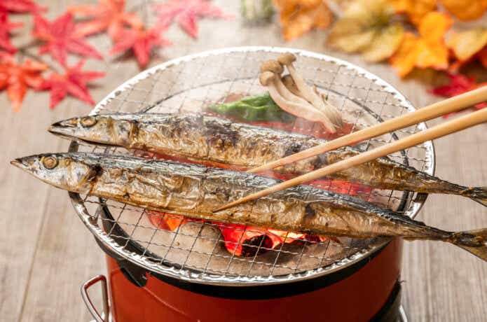 七輪で焼く秋刀魚