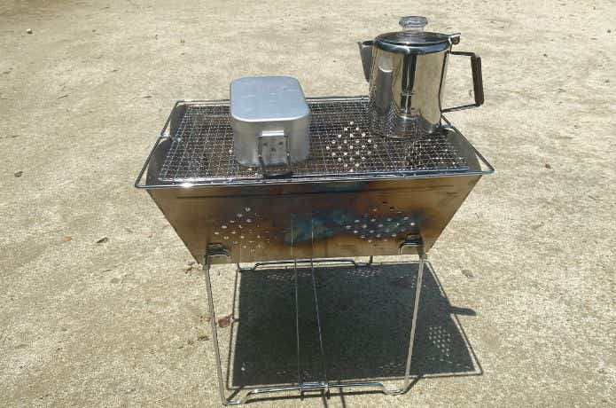 ワイドフォールディングスクエアグリルに調理器具を乗せる