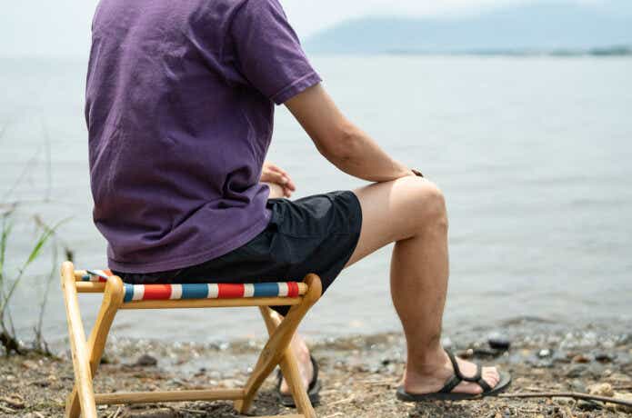 ワークマンショートパンツを履いて水辺でチェアに座るマツさん
