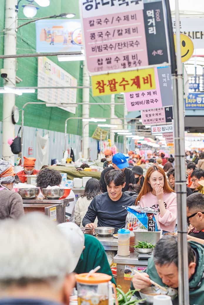 大邱市にある西門市場は屋台街が大きく美味しい匂いが市場全体を覆っている