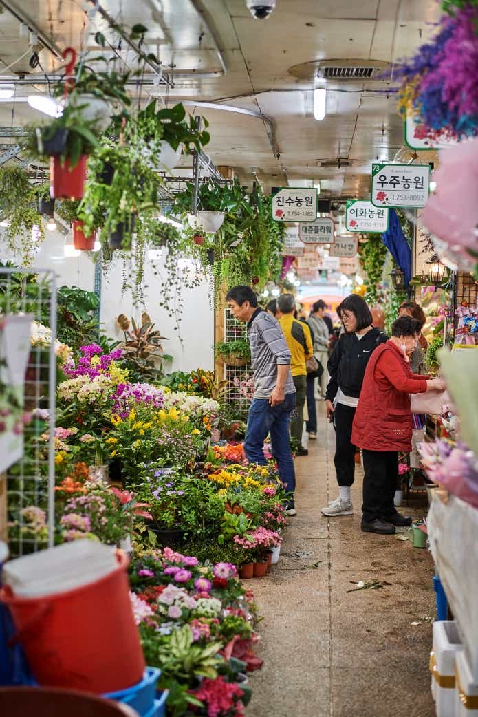 なんでもある南大門市場は花も売っている