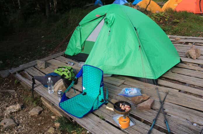 テントやチェアなどの登山用品がたくさん置かれている