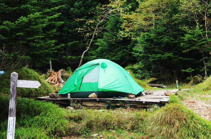 緑色の登山テントが設営されている