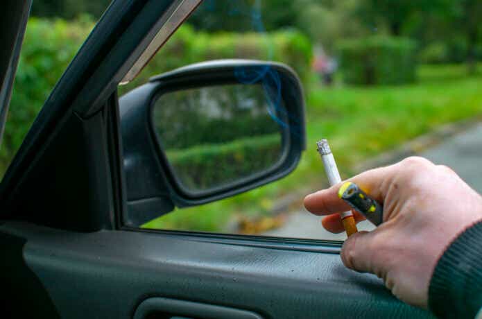 車内でタバコを吸う人