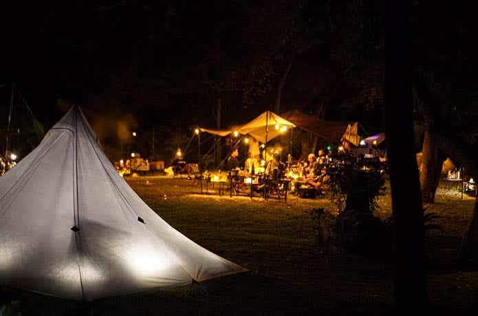夜のキャンプ場のイメージ