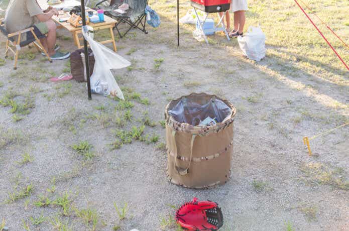 サイトの端におかれたキャンプ用ゴミ箱