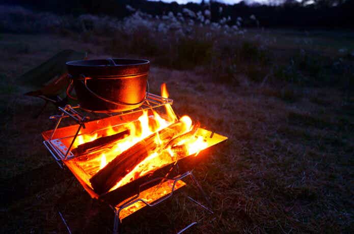 キャンプ場でダッチオーブンを温める