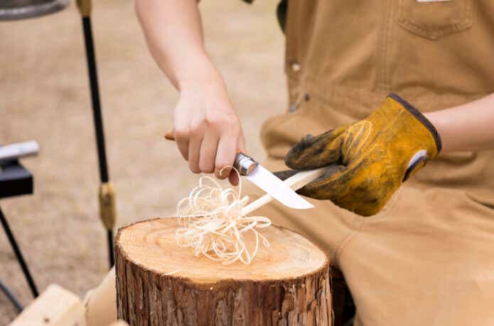 ナイフで木材を削る