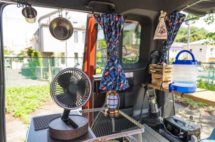 車中泊の食器と扇風機