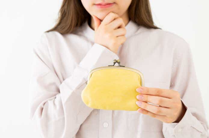 黄色の財布を持つ女性