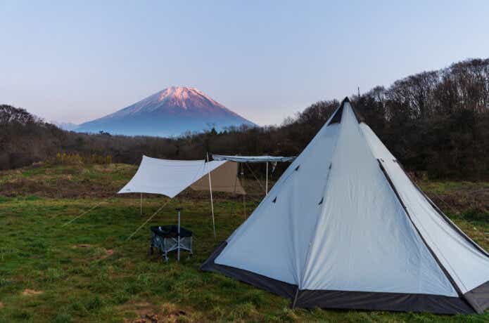 富士山の前にティピーテントを建てる