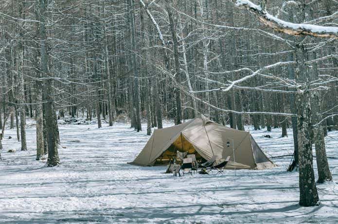 雪山に設置した大型テント