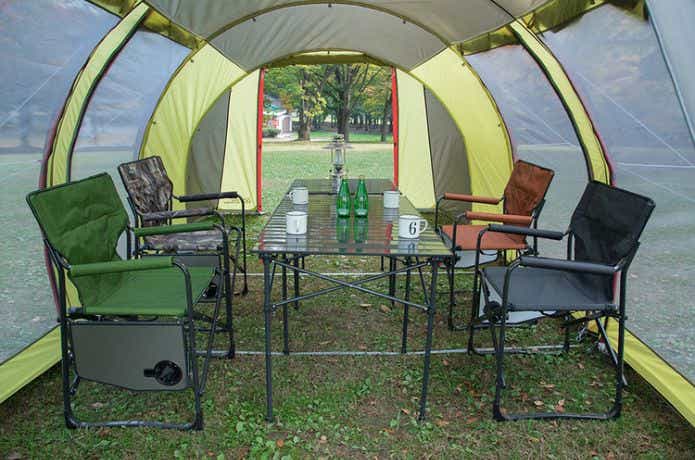 大型テントの中のリビングスペース