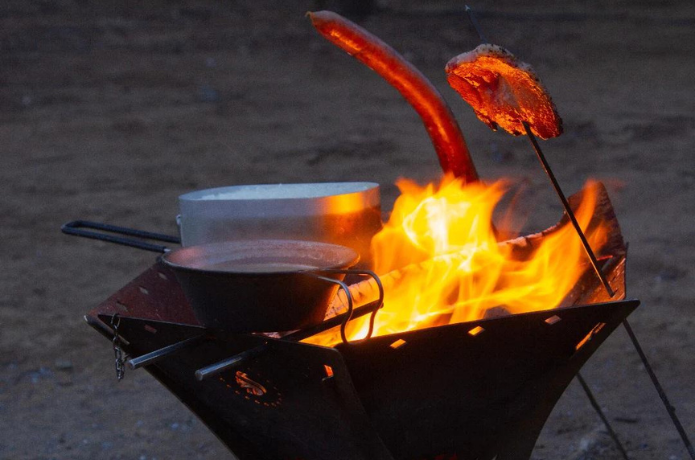 焚き火台で肉を焼く