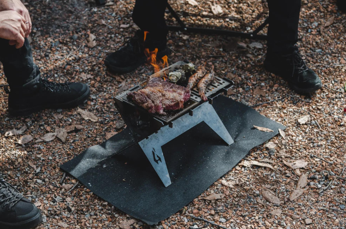 焚き火台で肉と魚介類を焼く