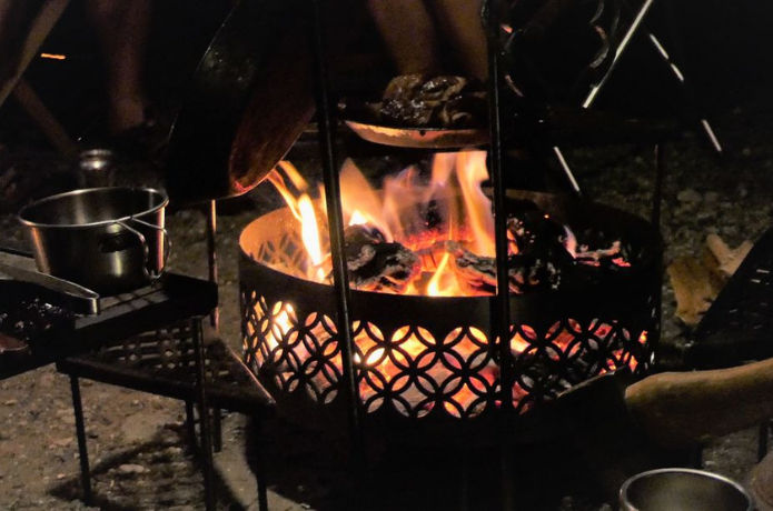 和柄デザインの焚き火台に入った燃える薪