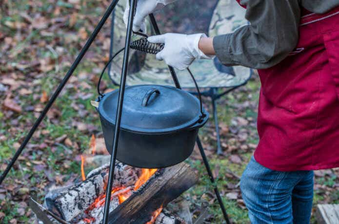 キャンプ場で炭火で鍋料理