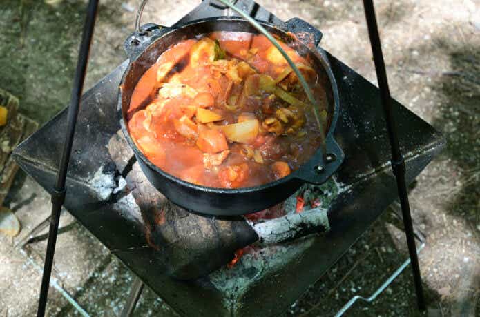 焚き火台でトマトの鍋料理をする