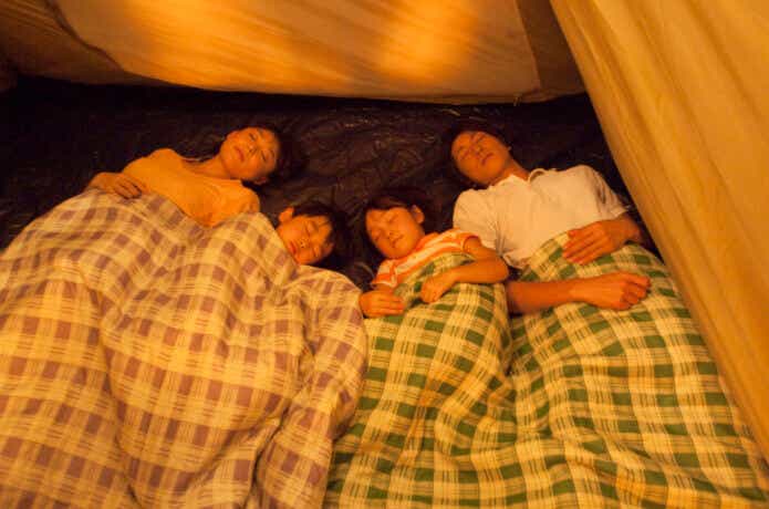 テント内で寝る家族