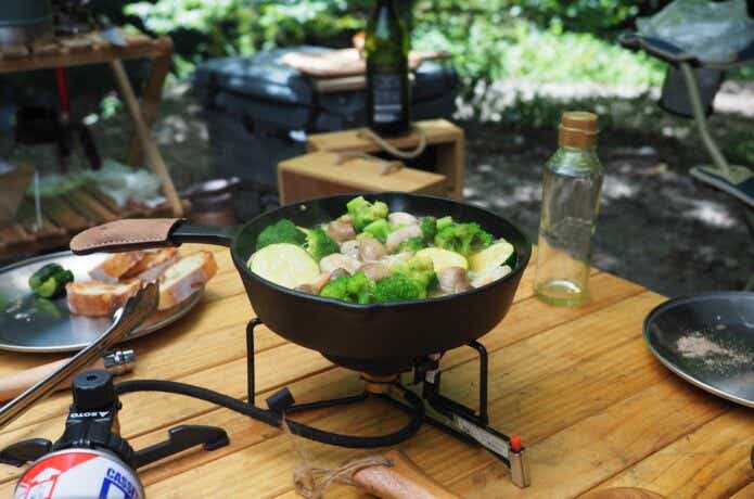 キャンプ場で野菜の鍋料理