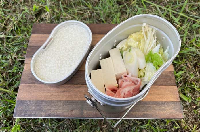 キムチ鍋の材料をワークマン「2号用野営飯盒」に入れた状態