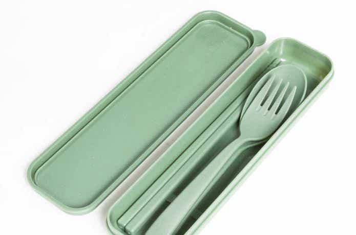 緑の箸とスプーンとフォークのセット
