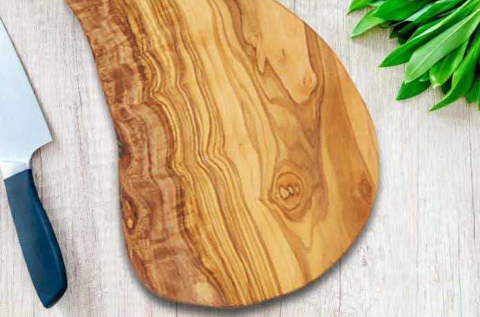 木のまな板と包丁