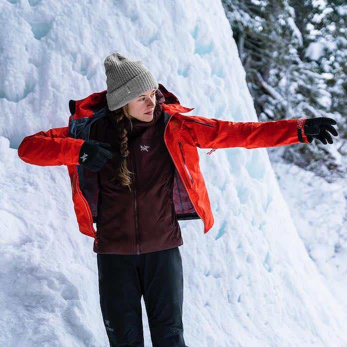 アークテリクスのジャケットを着て雪山登山をする女性