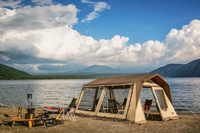 水辺に建てられたogawaのテント