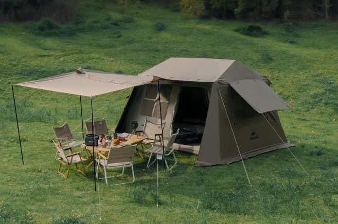草原でロッジ型テントを設営