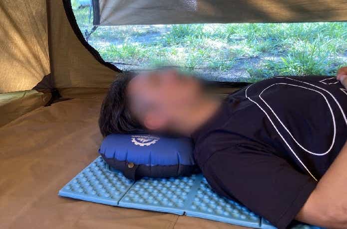 GearDoctorsインフレータブルキャンプ枕を使用している様子